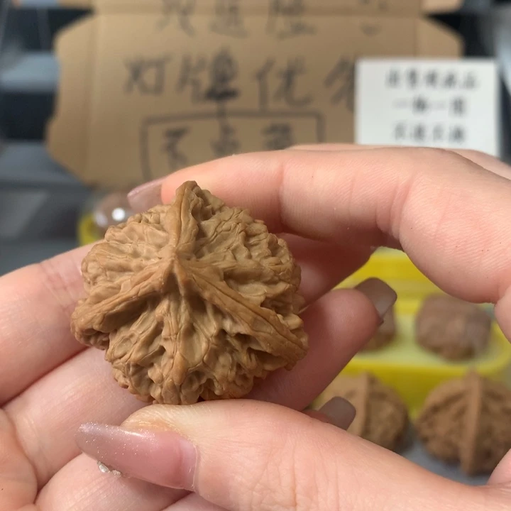 三***水吊坠文玩核桃异形单只，有瑕疵