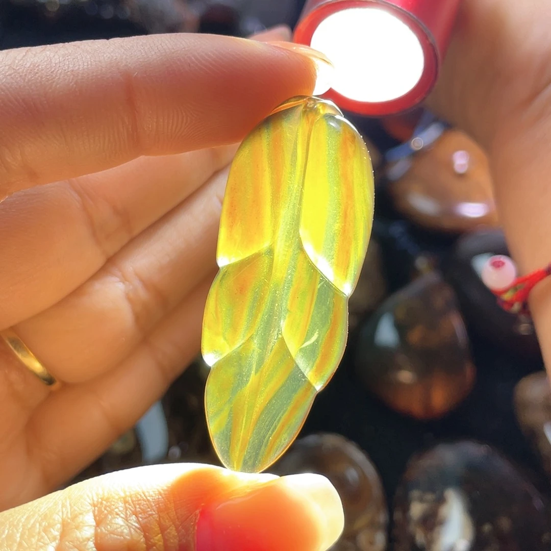 琥珀裸石未镶嵌？