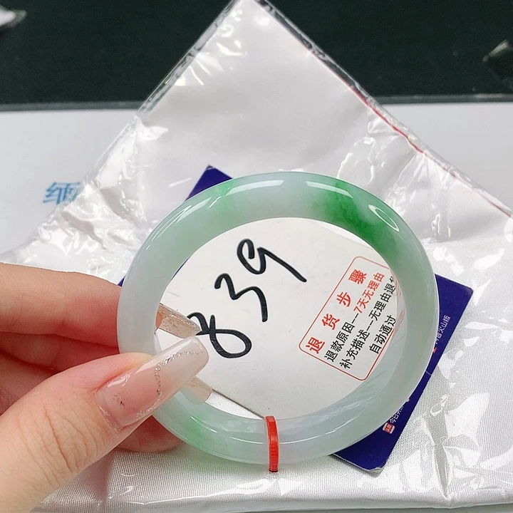 翡翠手镯未镶嵌鹿**人翡翠手镯