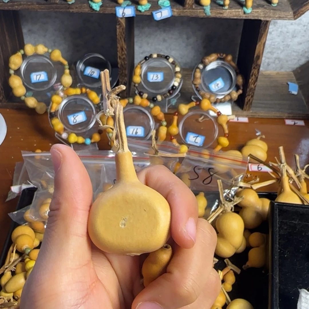 多****?打孔后不退不换！（微瑕）