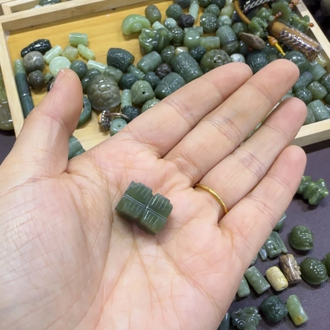 是***依岫岩河磨玉（透闪石质玉）未镶嵌颈饰