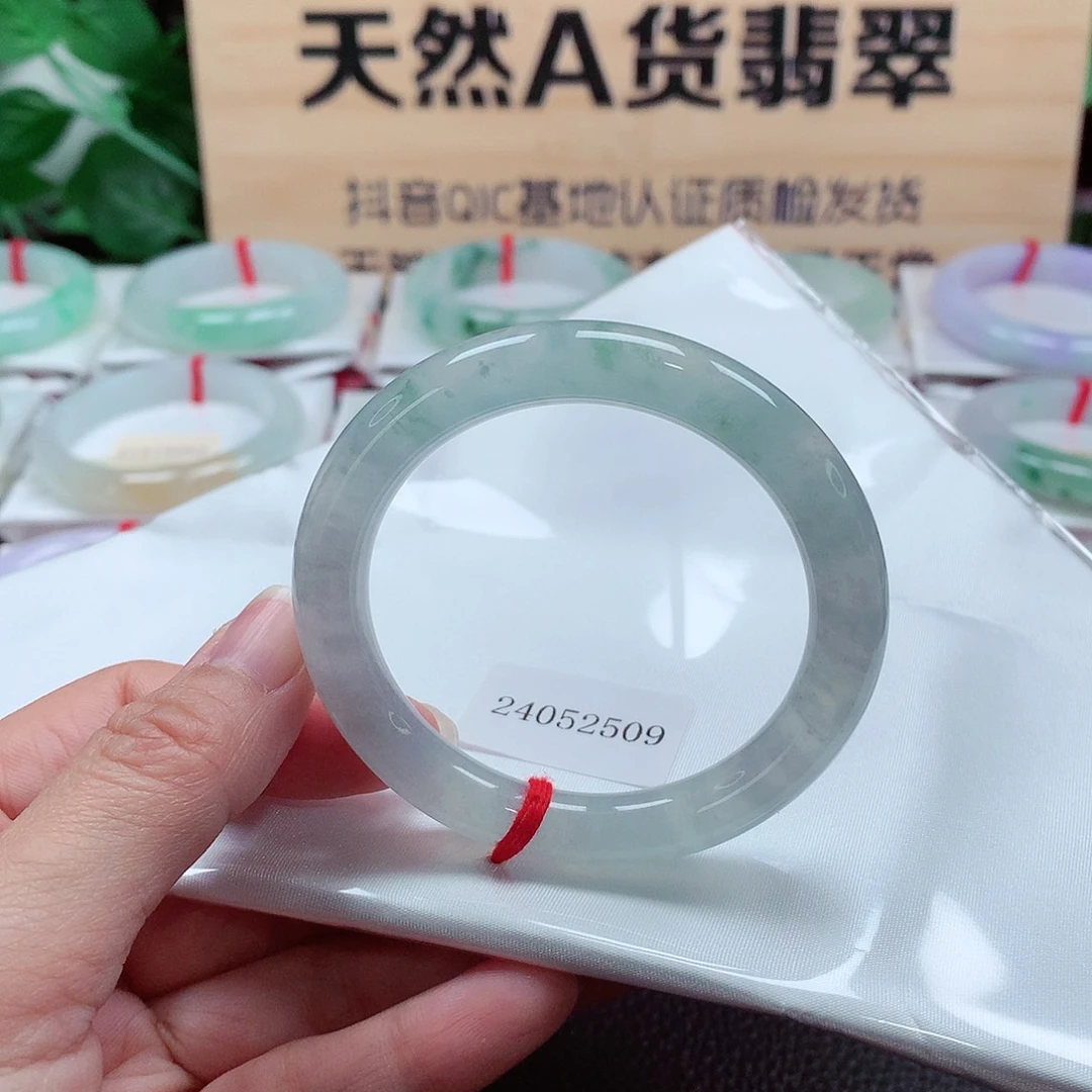 翡翠手镯（圆镯）未镶嵌天然A货翡翠手镯