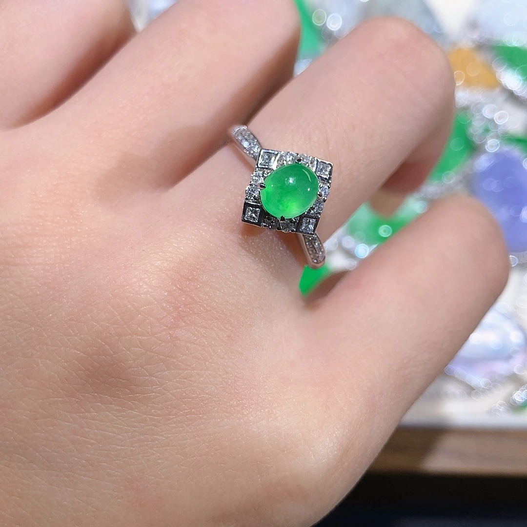 翡翠18K金镶嵌颈饰冰绿蛋面戒指