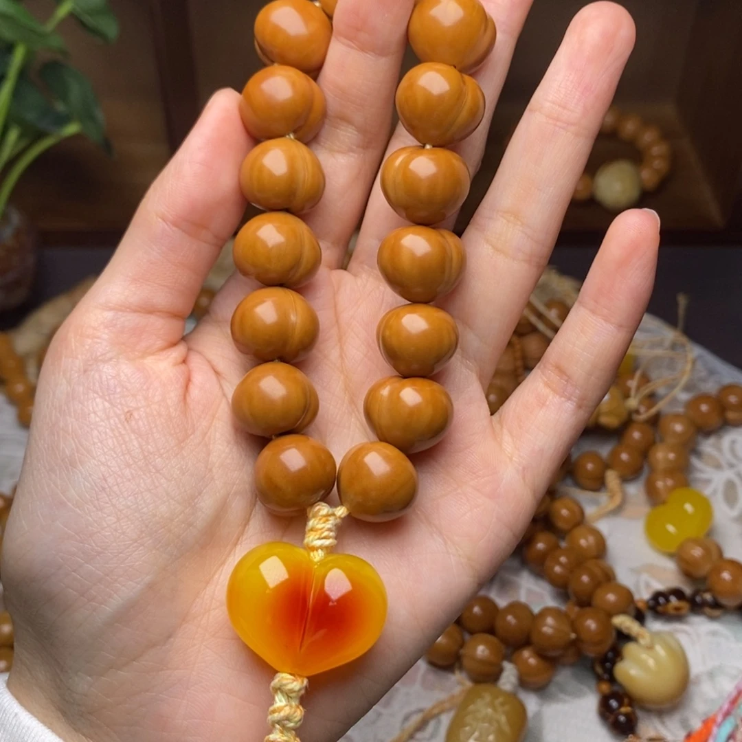 l***1吊坠猴头核桃屁桃手持爱心