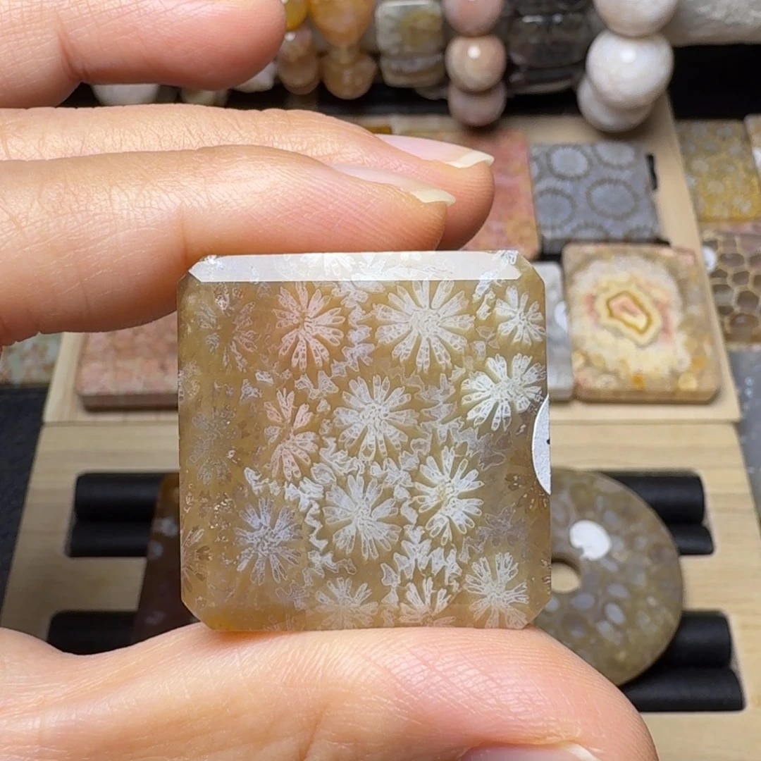 硅化玉未镶嵌冰透立体花，飘粉