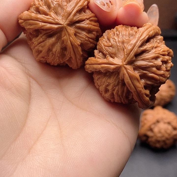 斯***羽核桃核桃吊坠白狮子