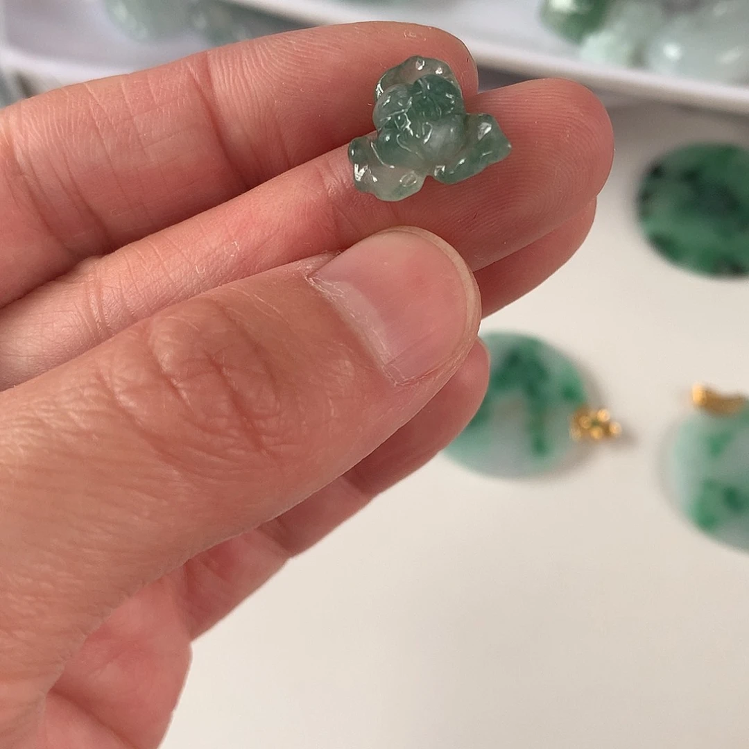 翡翠颈饰未镶嵌牛*听花