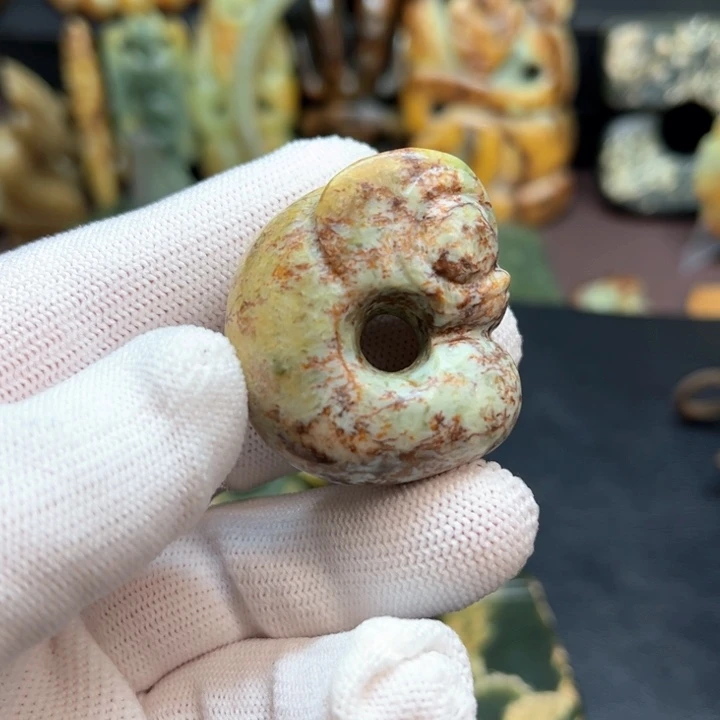 未镶嵌岫岩河磨玉（透闪石质玉）车挂