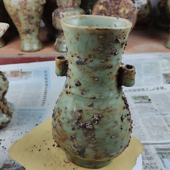 瓷片官窑生锈瓷贯耳瓶