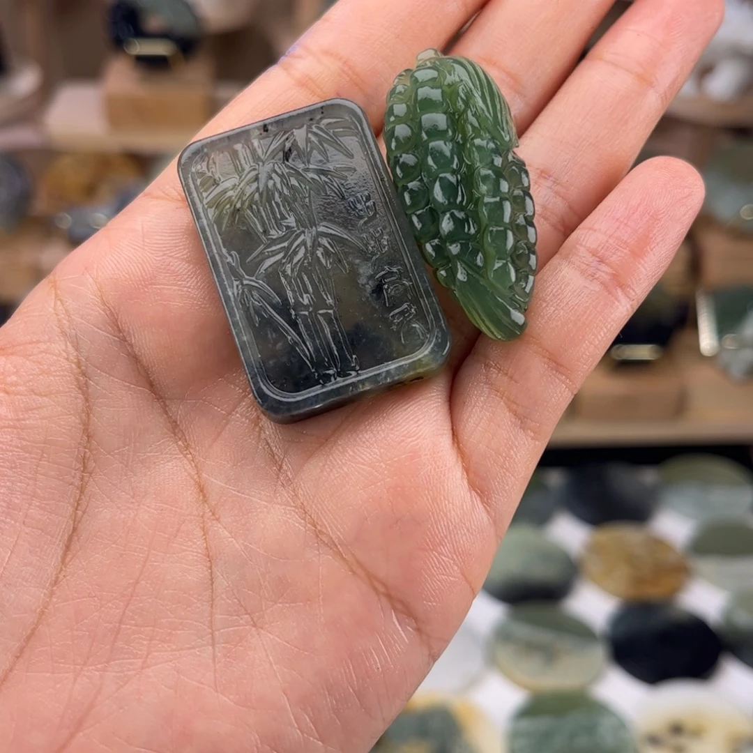 艾***蔚未镶嵌蛇纹石玉颈饰
