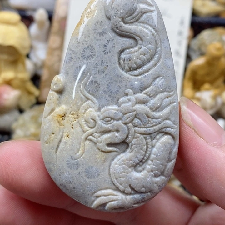 颈饰未镶嵌硅化珊瑚（珊瑚玉）有瑕