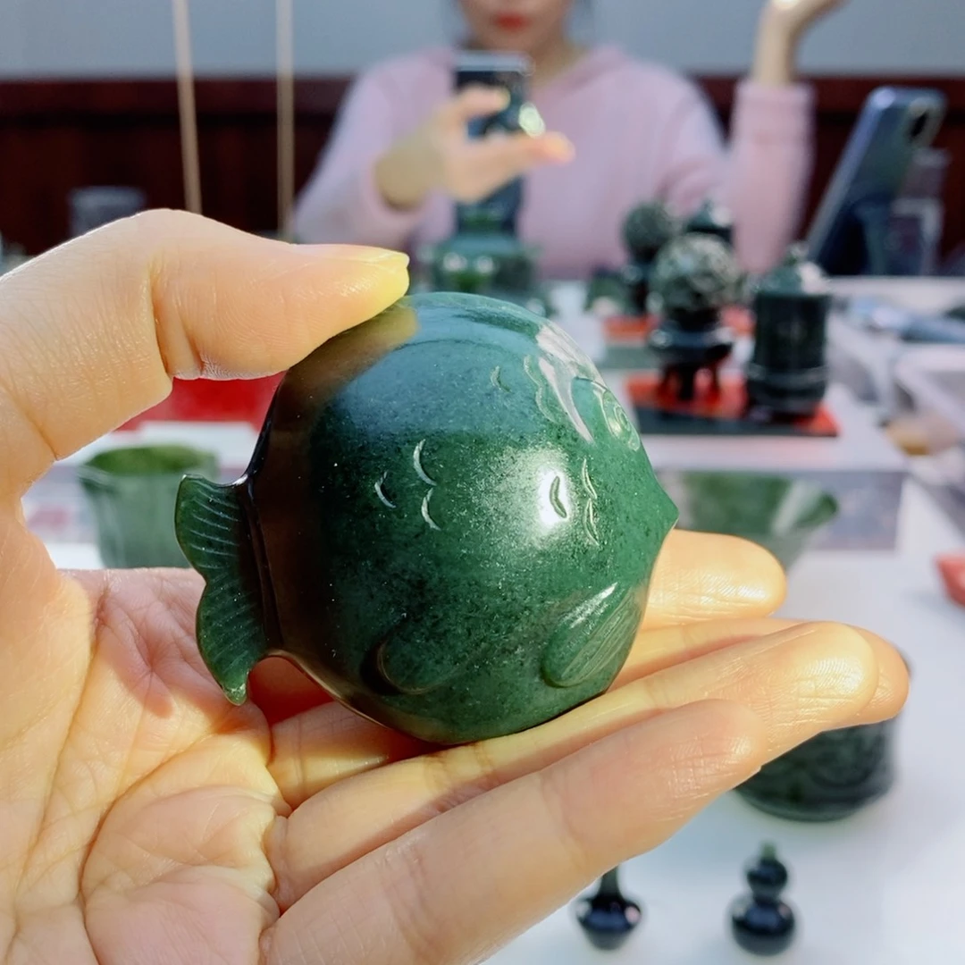 未镶嵌和田玉摆件微瑕