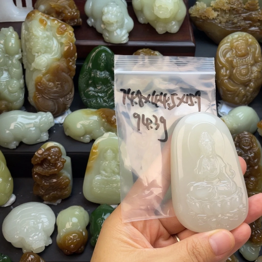 展***体颈饰未镶嵌和田玉
