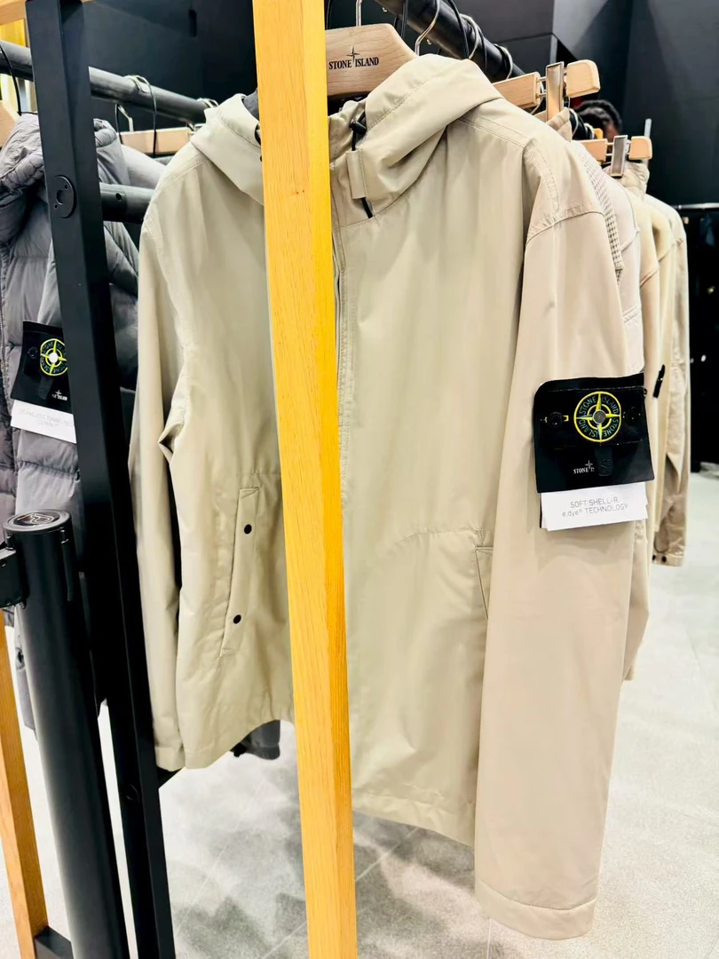 未使用 STONE ISLAND 石头岛奶茶色卫衣