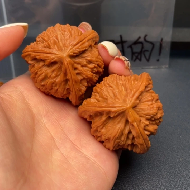 钱***辰文玩核桃吊坠白狮子