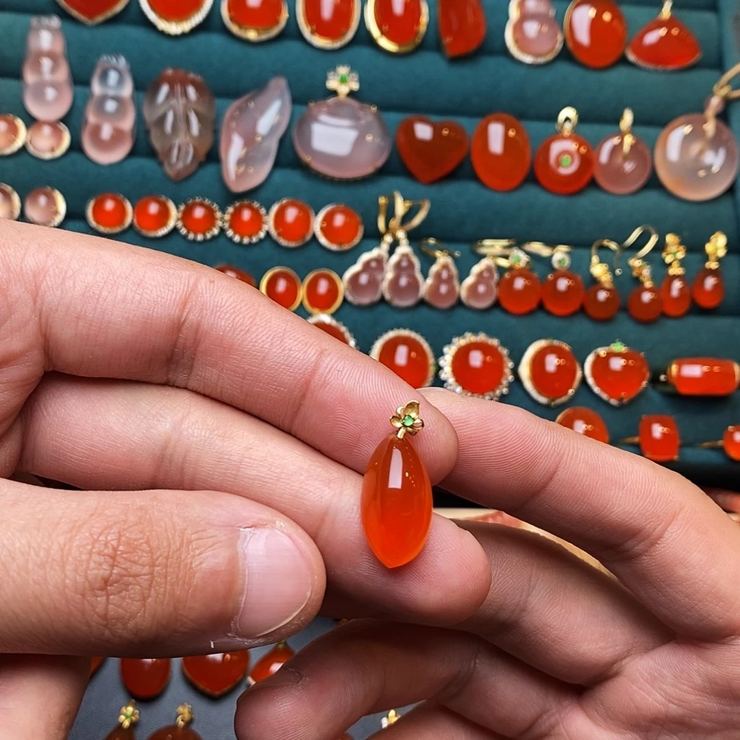 南红玛瑙18K金镶嵌颈饰