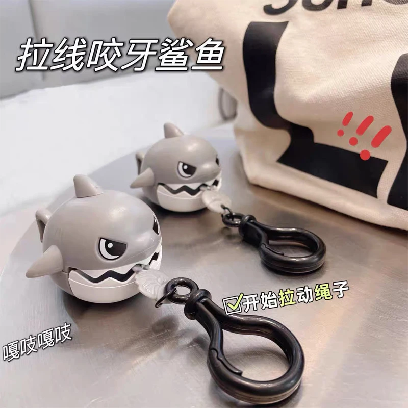 拉线咬牙鲨鱼挂件可爱造型趣味解压学生儿童书包挂件创意钥匙扣