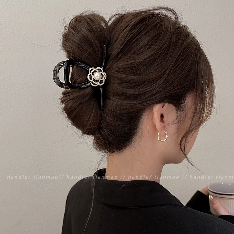 山茶花抓夹女2025新款早春发夹女后脑勺中号气质高级感鲨鱼夹头饰