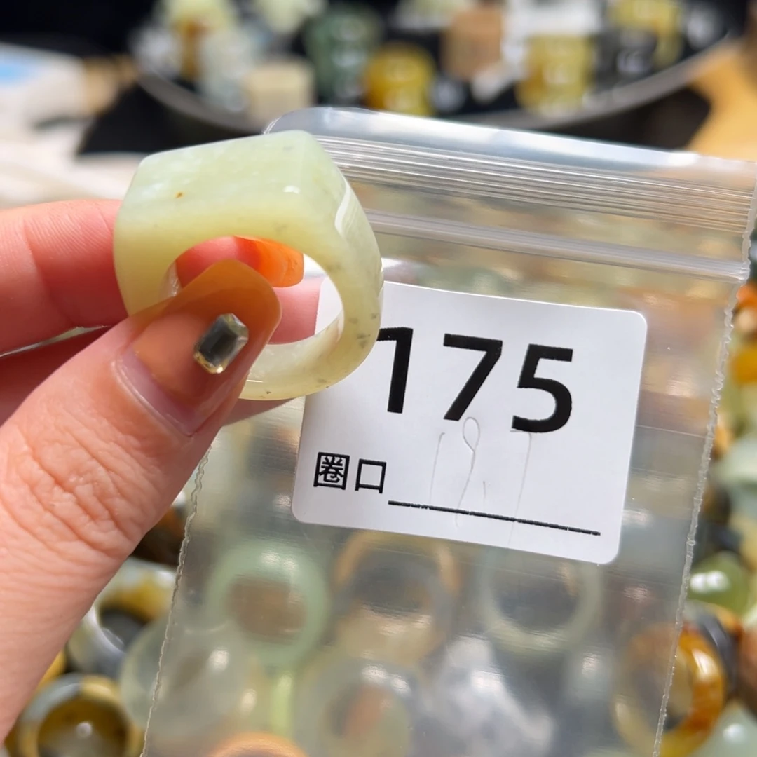 伊***人蛇纹石玉未镶嵌戒指