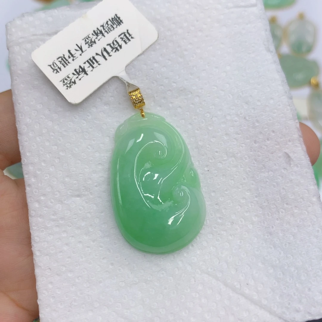 翡翠18K金镶嵌颈饰米*麻翡翠