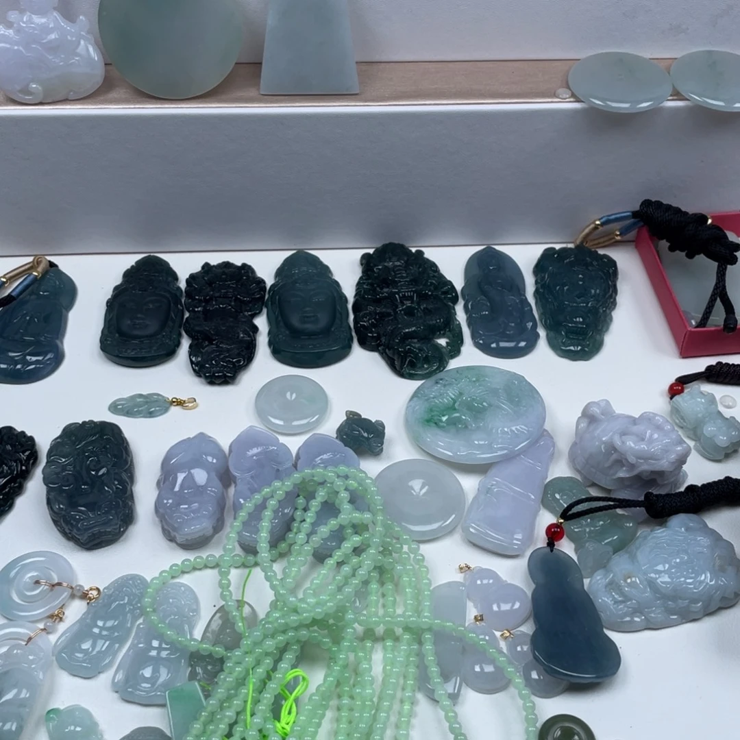 向***看翡翠未镶嵌颈饰天然翡翠