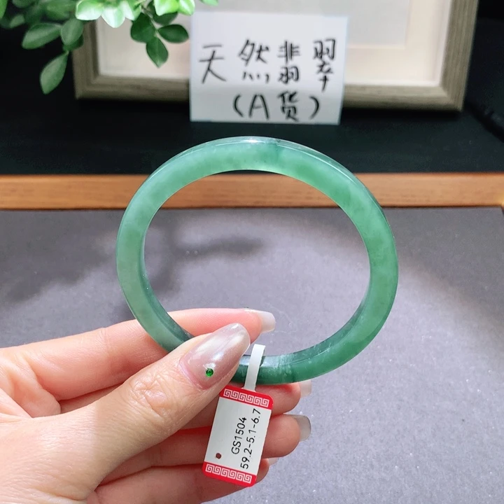 翡翠手镯未镶嵌天然翡翠手镯