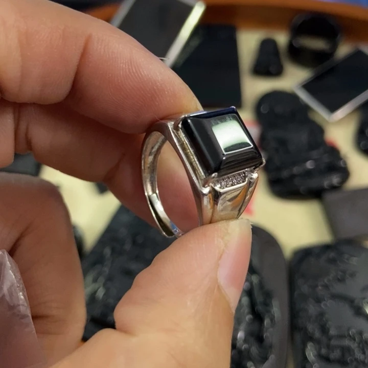 翡翠戒指未镶嵌墨翠