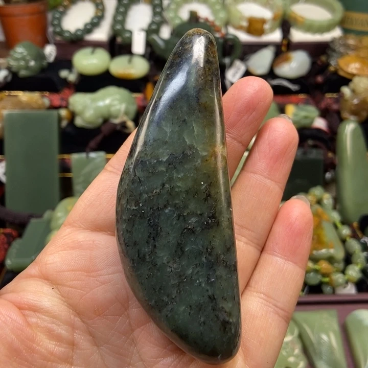 未镶嵌岫岩河磨玉（透闪石质玉）把件