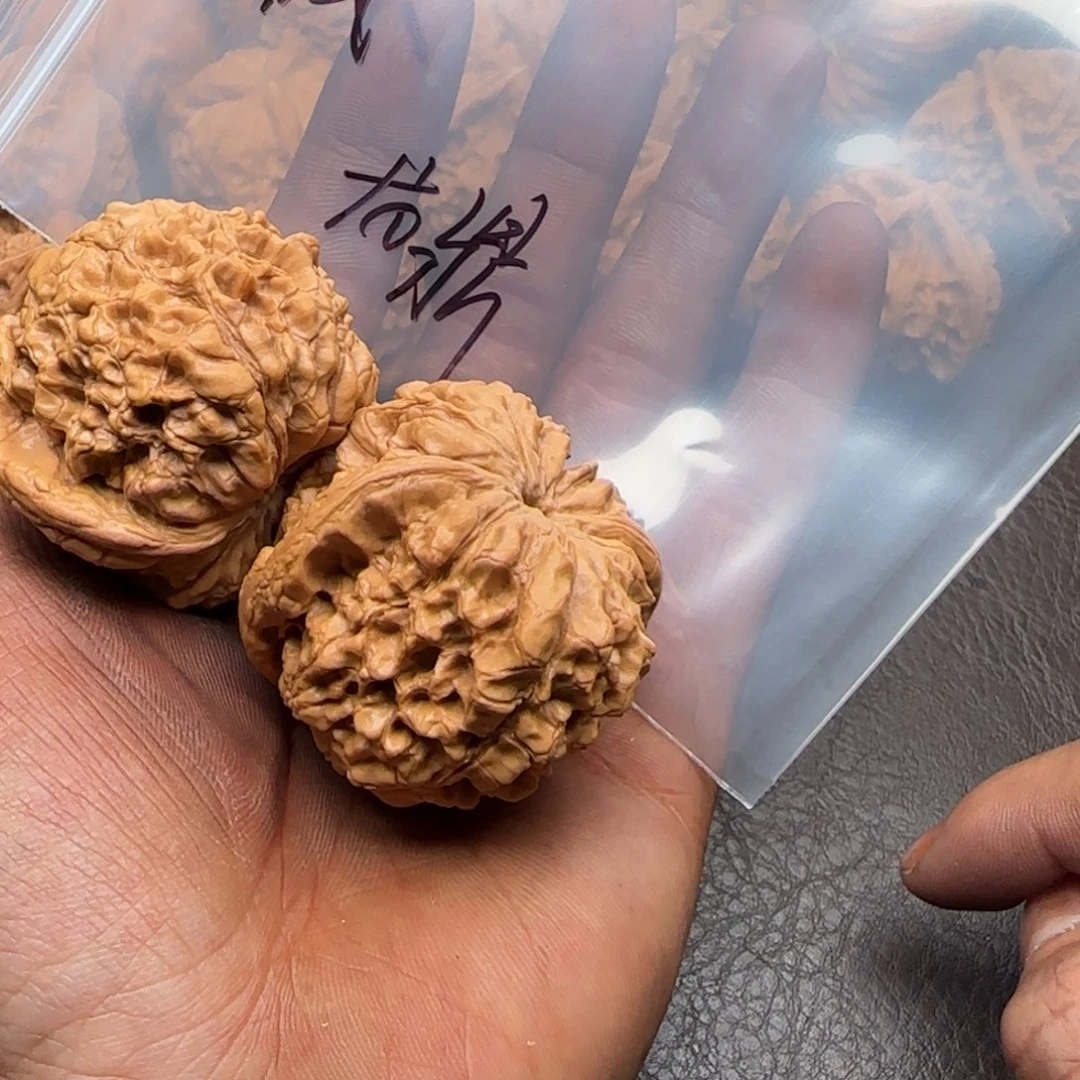 枫***文玩核桃吊坠龙鼎文玩儿核桃手把件有修