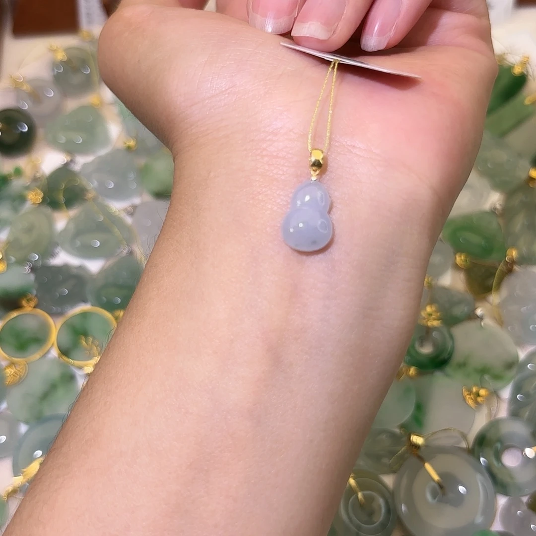 翡翠18K金镶嵌颈饰葫芦