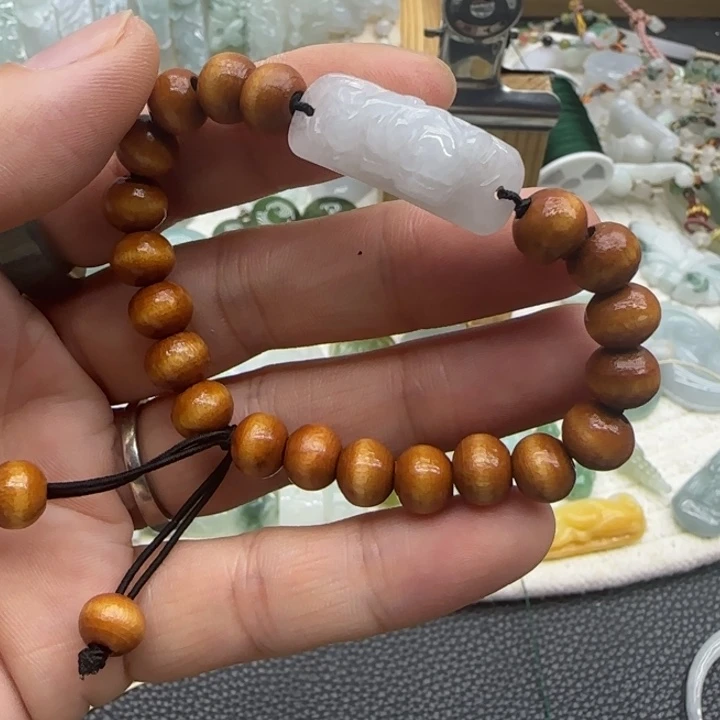 翡翠未镶嵌颈饰手牌