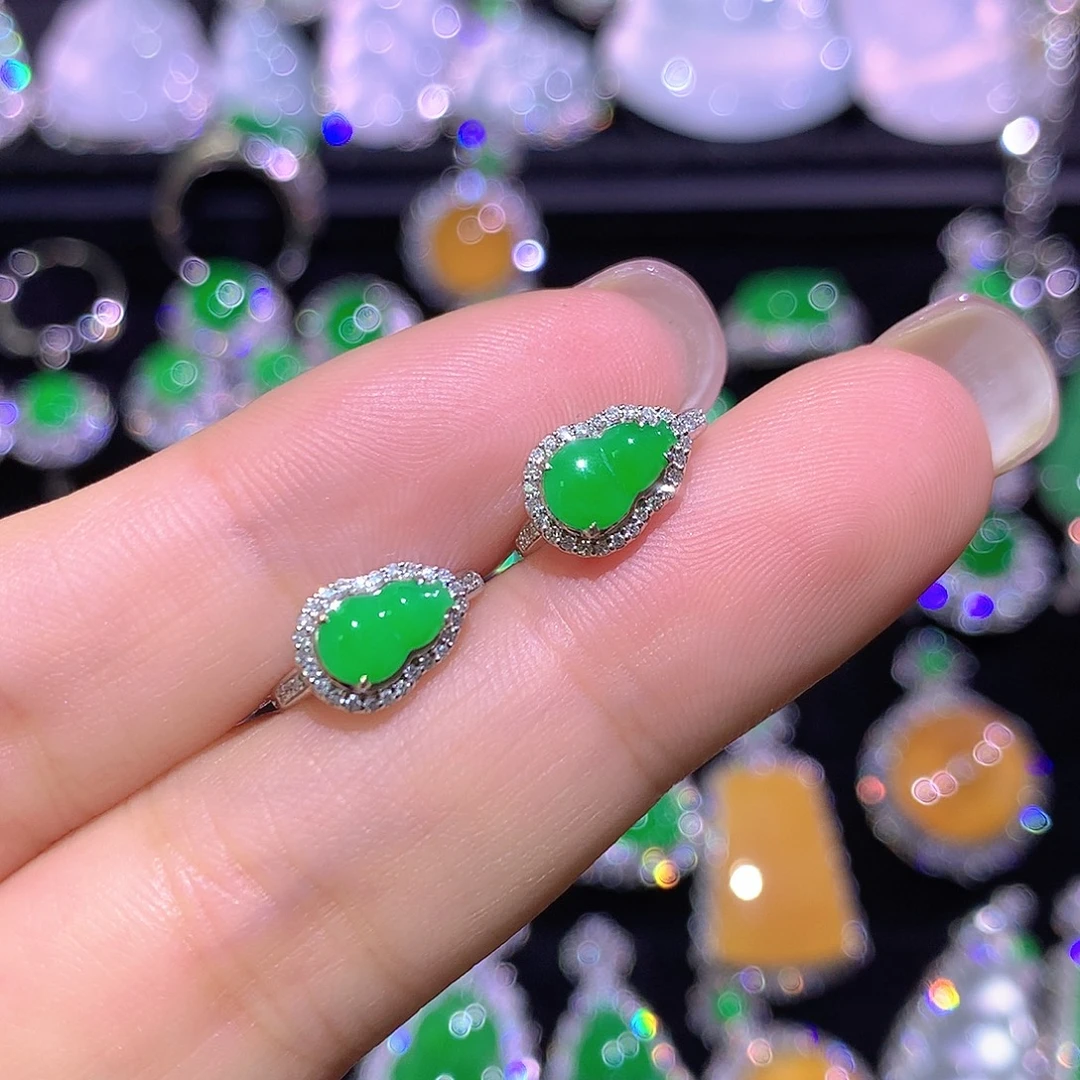 翡翠18K金镶嵌耳饰高冰满绿葫芦耳包