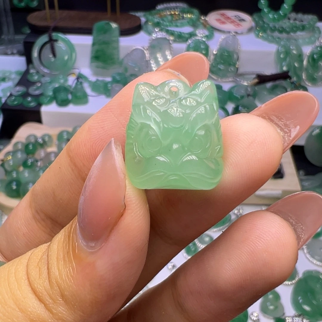 颈饰未镶嵌石英质玉（非洲翠）