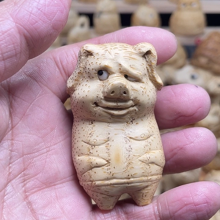 看***看竹竹根雕小猪手把件