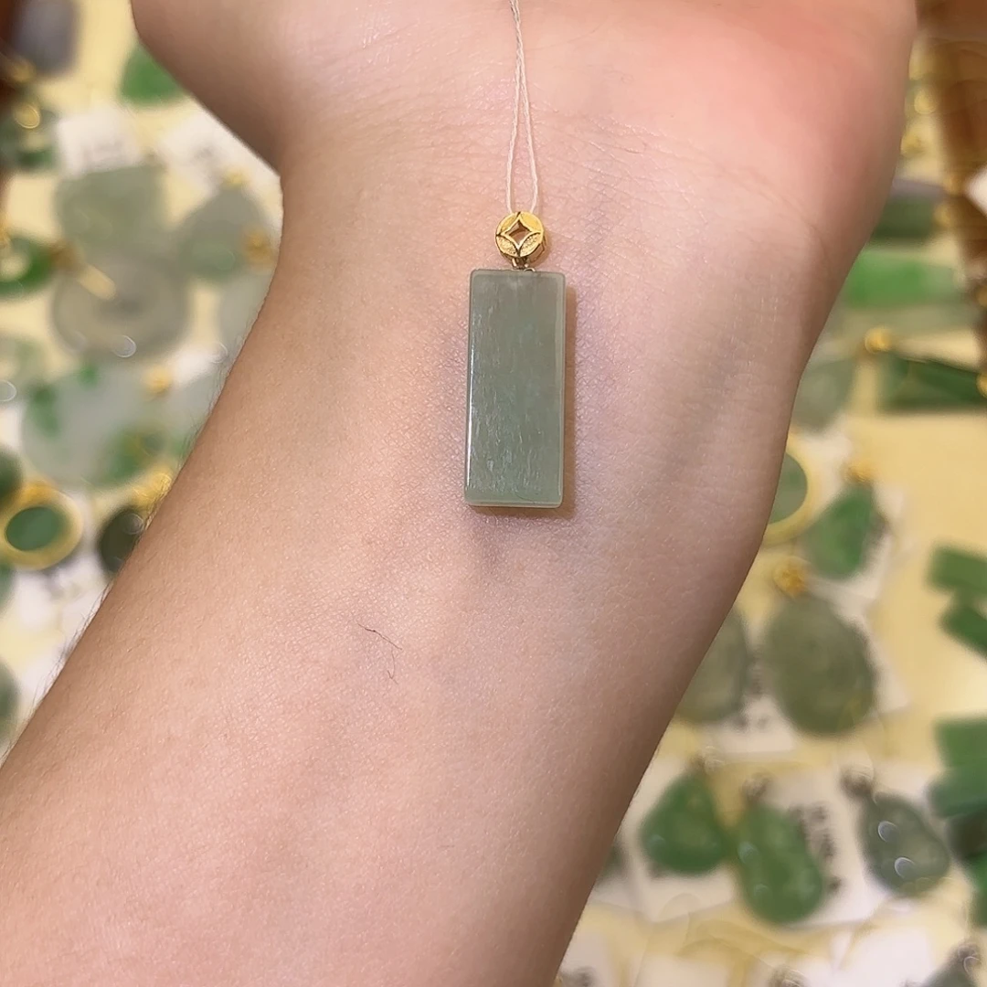 、****翡翠18K金镶嵌颈饰无事牌