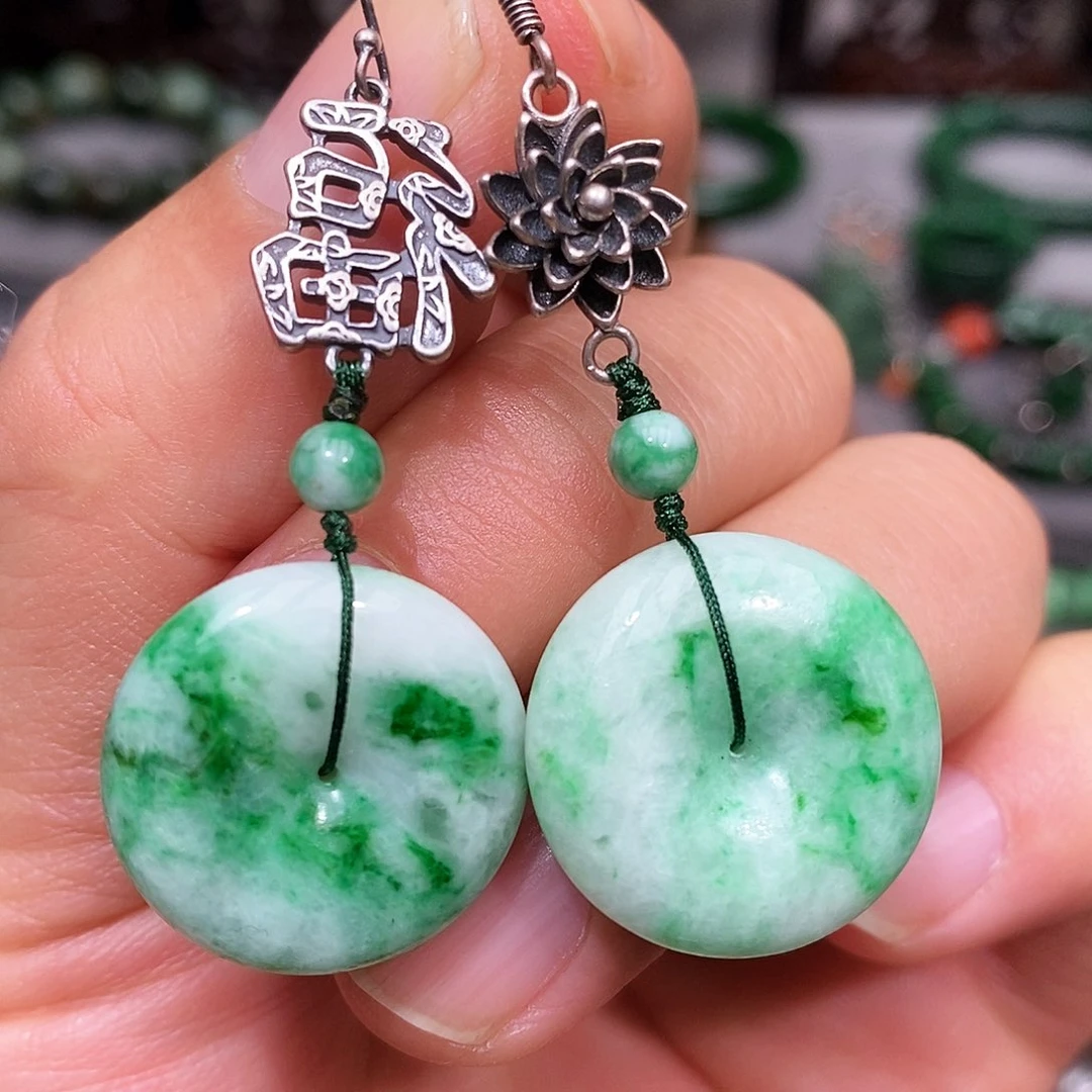 未镶嵌翡翠耳饰漂亮美眉