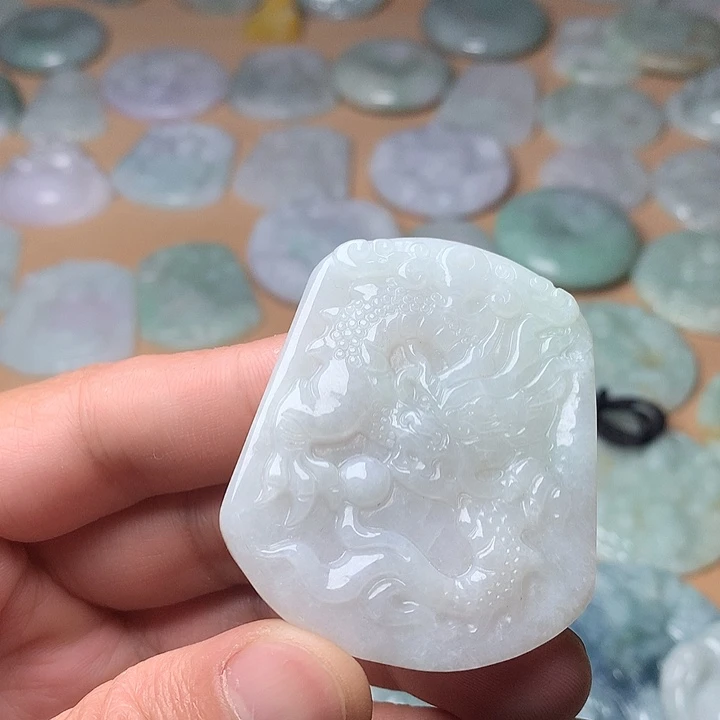 翡翠未镶嵌颈饰龙牌