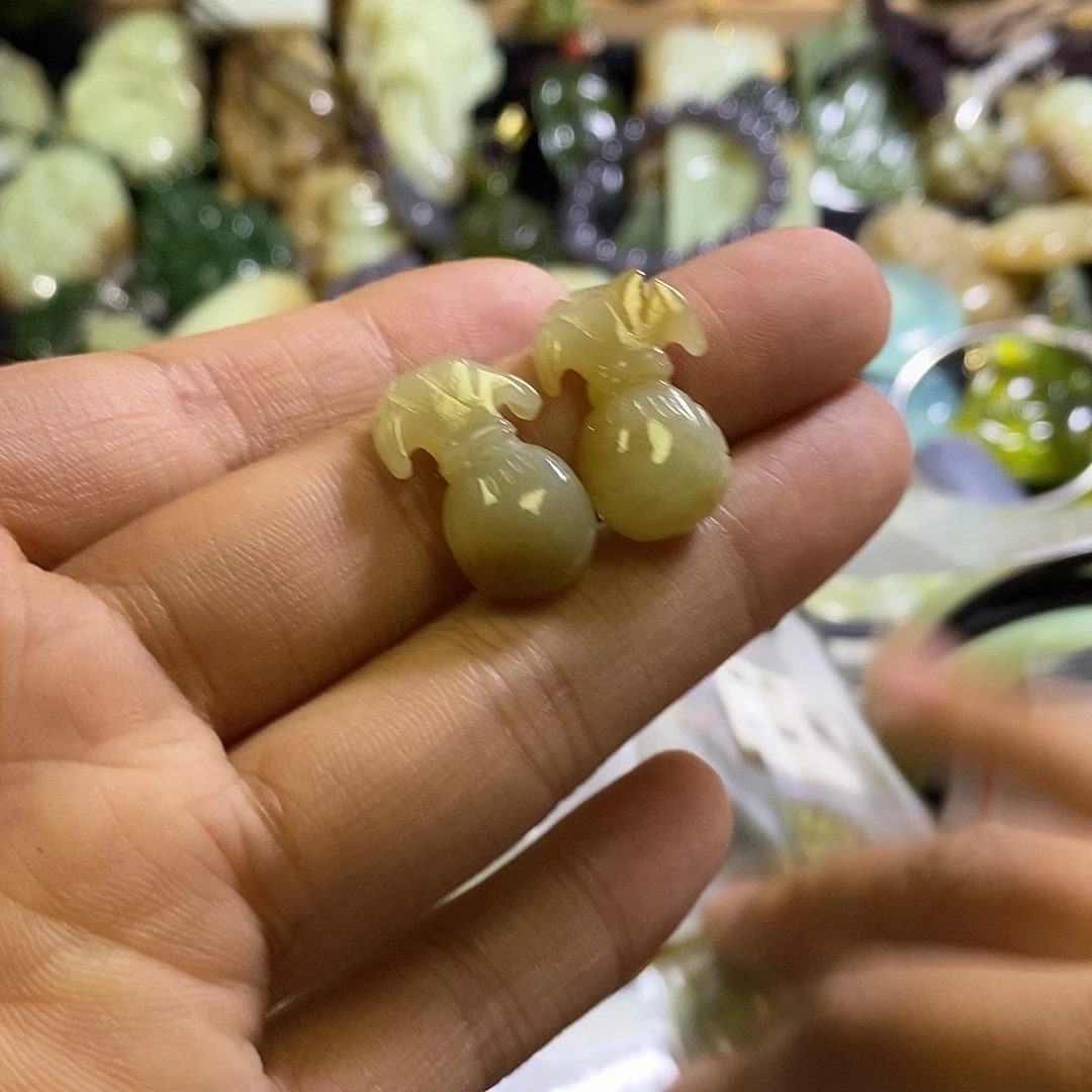 未镶嵌和田玉耳饰一对