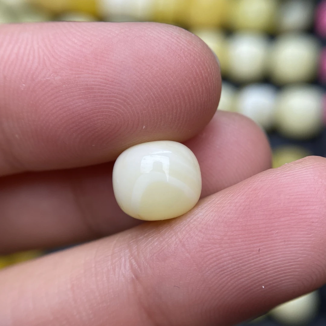 蜜蜡奶白蜡老型配饰9.5×8.5mm，一边带条皮色纹介意勿拍，清货不退