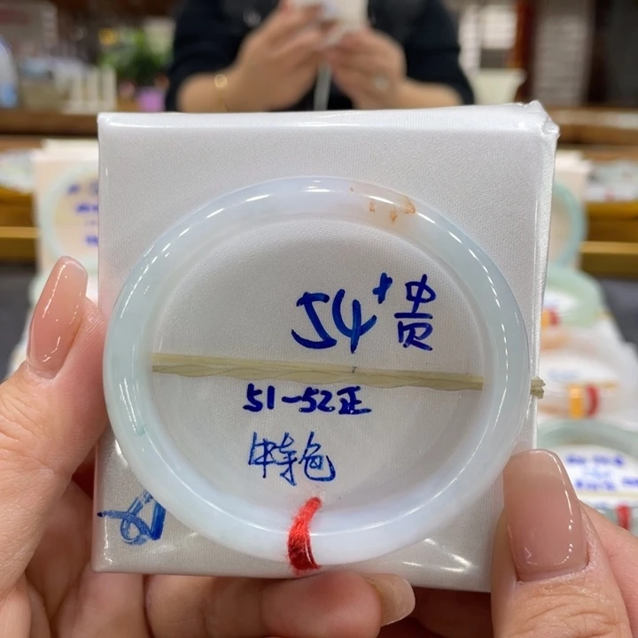 翡翠手镯未镶嵌翡翠