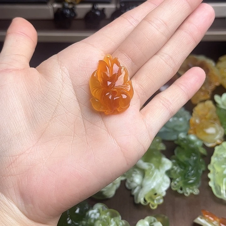 蛇纹石玉颈饰未镶嵌开****?