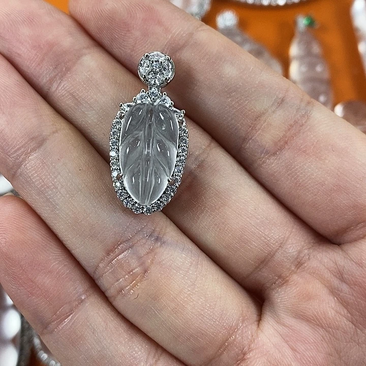 好***姐石英质玉合金颈饰