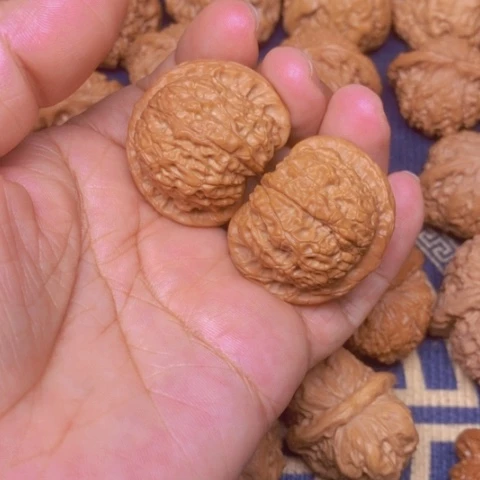 【闪购商品】文玩核桃吊坠烟*血麒麟37