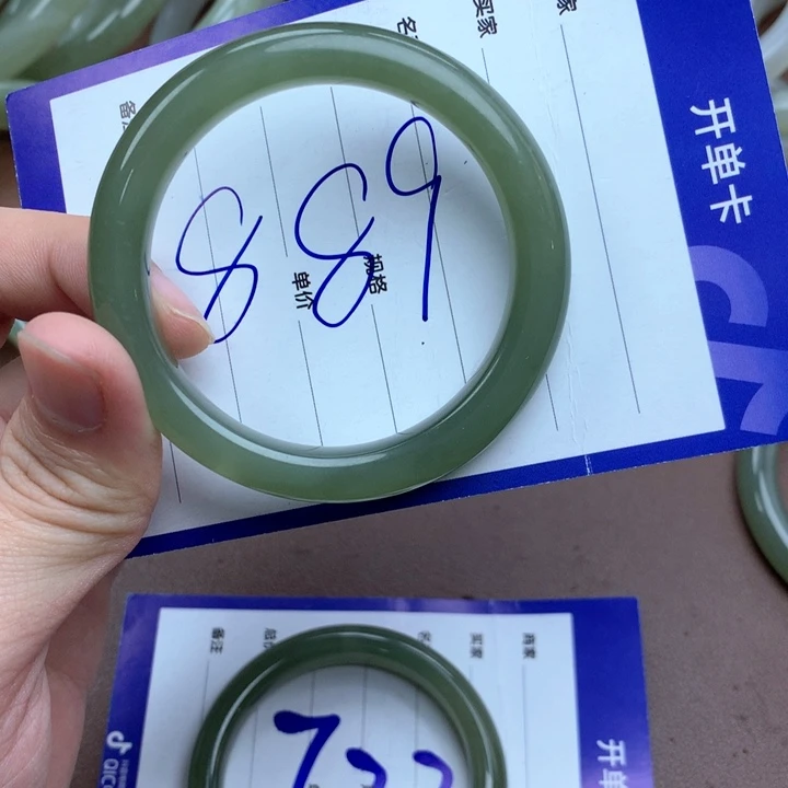 夏***懿和田玉未镶嵌手镯