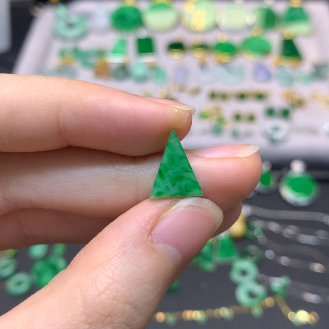 翡翠未镶嵌颈饰有纹裂