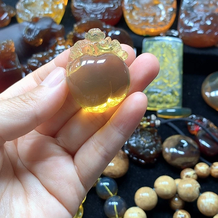 裸石琥珀未镶嵌柳青雕刻灵猴吊坠