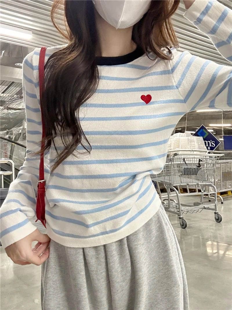 宽松慵懒撞色拼接爱心条纹针织衫女秋冬季气质温柔别致打底衫上衣