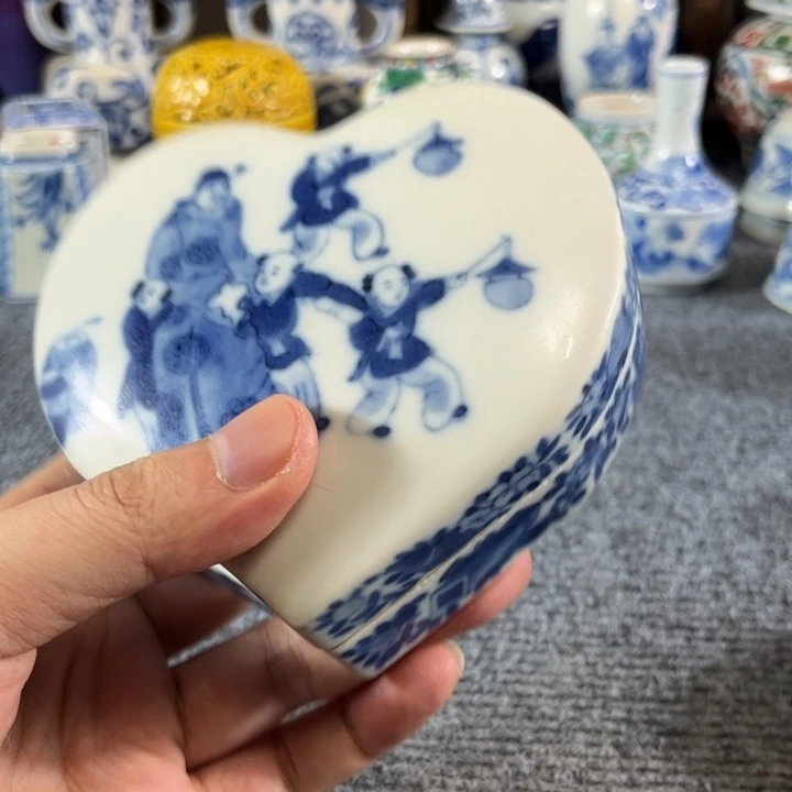 锅***號瓷摆件一个青花的小盒子