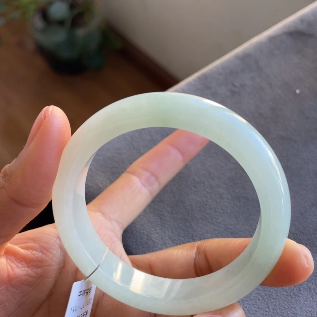 翡翠未镶嵌手镯晴绿