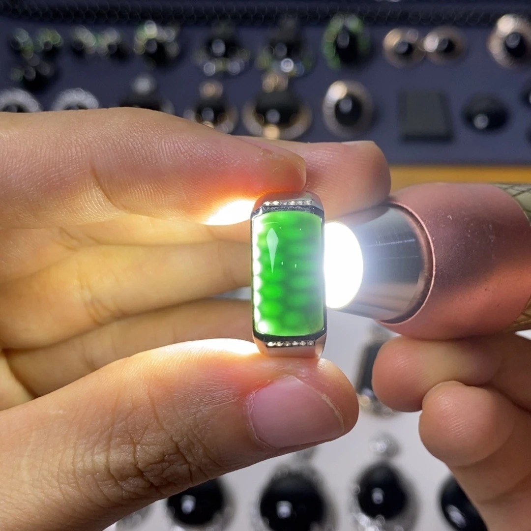 18K金镶嵌戒指翡翠